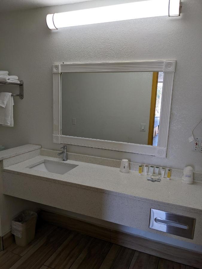 Days Inn & Suites By Wyndham Port Richey Kültér fotó