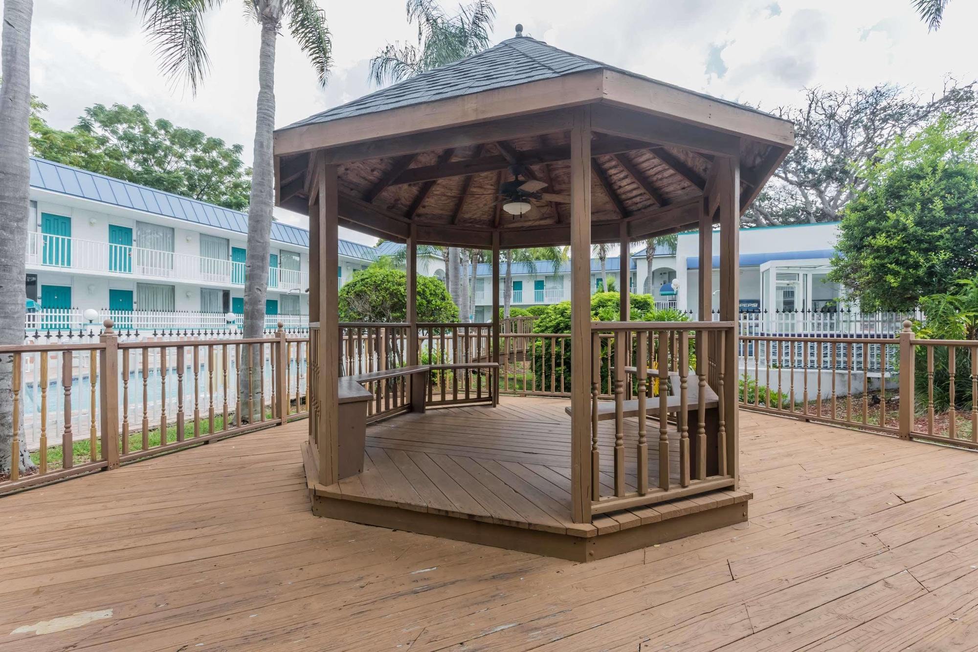 Days Inn & Suites By Wyndham Port Richey Kültér fotó